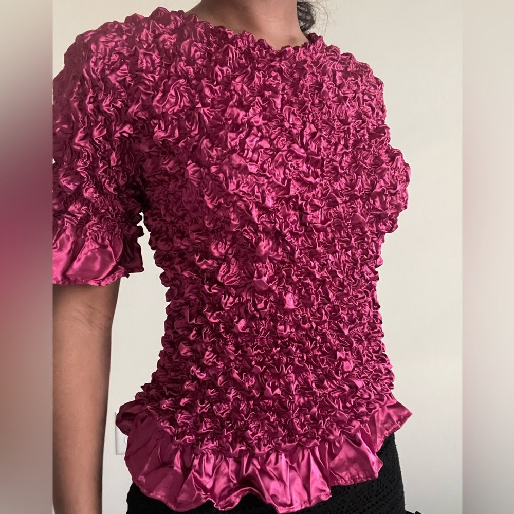 Pop of color, fuchsia details, shirt with extra stretch